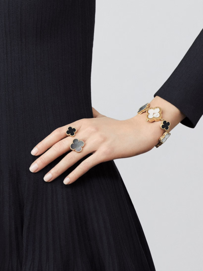 Magic Alhambra Between the Finger Ring