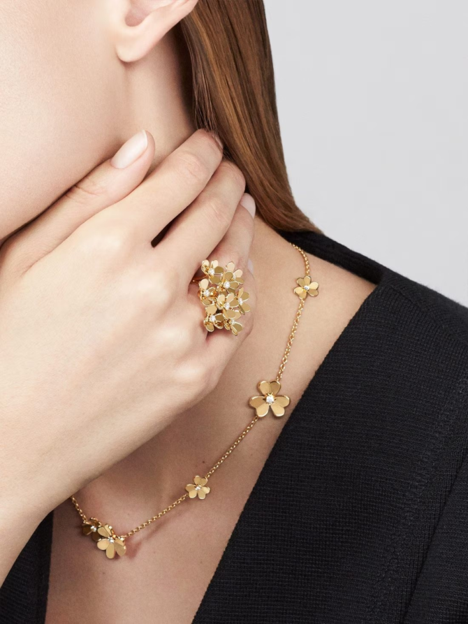 Frivole Necklace, 9 flowers