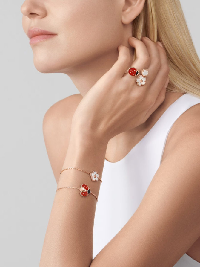 Lucky Spring Between the Finger Ring