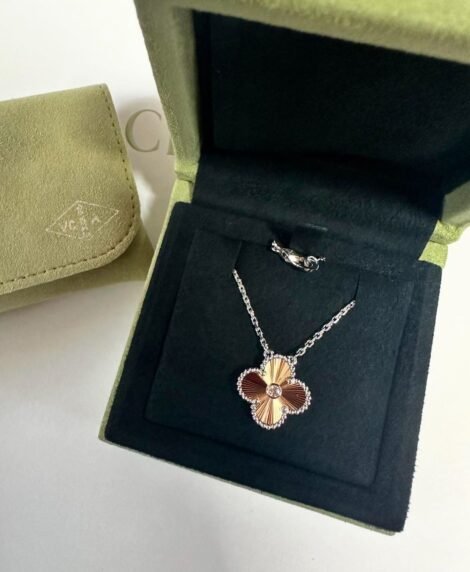 HOLIDAY PENDENT VCA  2024
