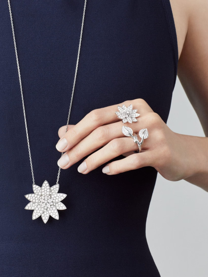 Lotus Between the Finger ring (White gold, Diamond)