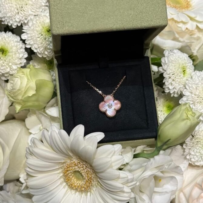 2025 VCA Limited-Edition Holiday Pendant